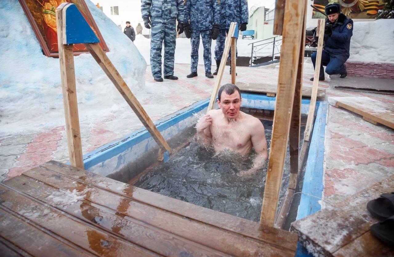 Фото В Новосибирске появились кадры купания на Крещение в колонии строгого режима 5